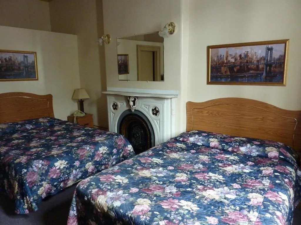 Econohotel Montreal 2*,