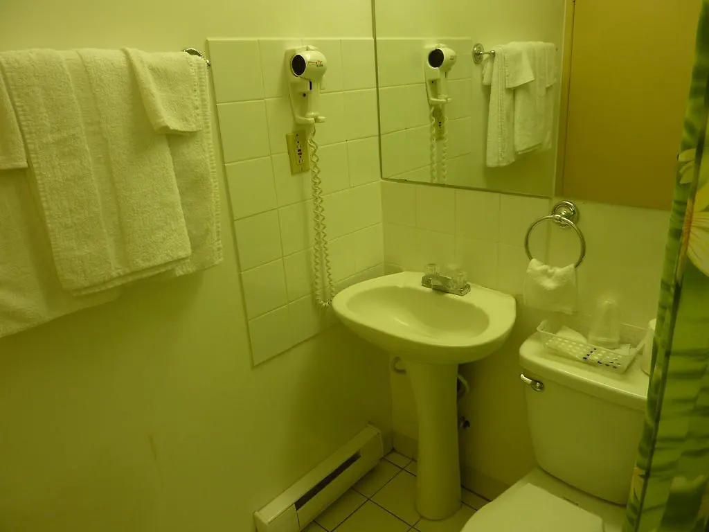Econohotel Montreal 2*,  Canada