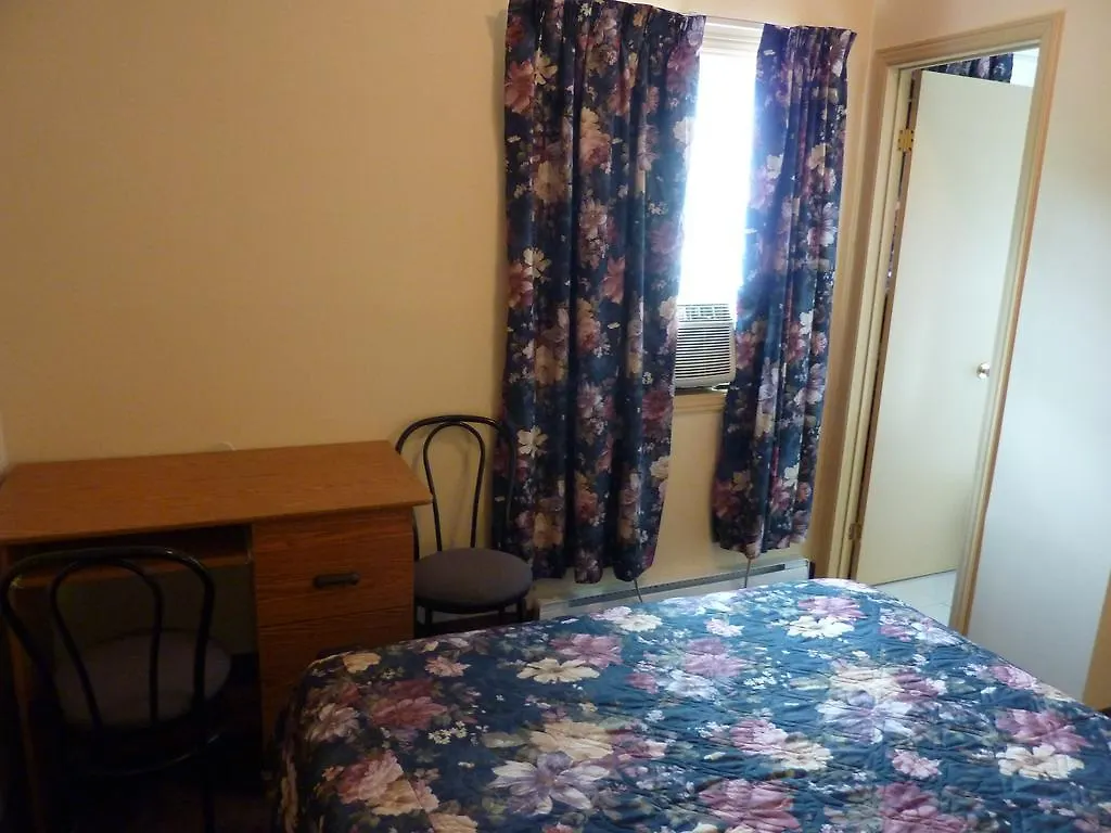 Econohotel Montreal 2*,