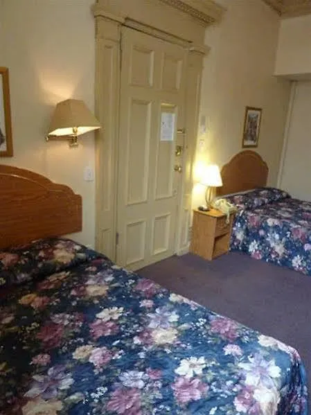 Econohotel Montreal 2*,